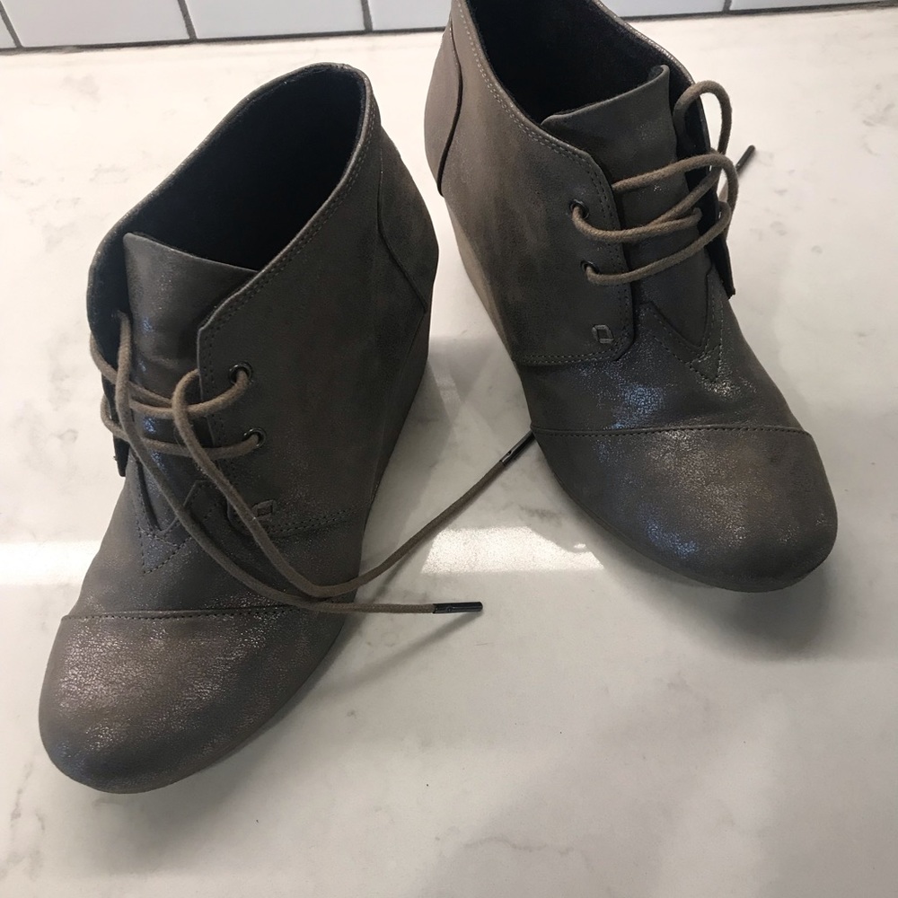 Toms wedges metallic